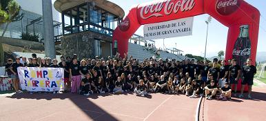 El Rector y la Vicerrectora de Relaciones Internacionales posan con los participantes en la carrera solidaria