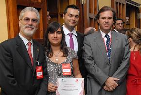 El Rector José Regidor y el Vicerrector de Estudiantes de la ULPGC, Nicolás Díaz de Lezcano, posan con los estudiantes de la ULPGC ganadores del concurso nacional UniPROYECTA