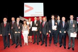 Los estudiantes de la ULPGC premiados posan con el Presidente del Banco Santander junto con el resto de participantes del concurso