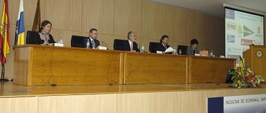 Mesa presidencial del acto, que estuvo encabezada por el Rector de la ULPGC, José Regidor; el Presidente del Gobierno de Canarias, Paulino Rivero; y el Decano de la Facultad, Juan Manuel Benítez del Rosario