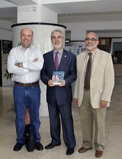 Imagen de la presentación del libro. En el centro de la imagen, el Rector José Regidor sostiene un ejemplar de la publicación