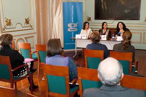 Imagen de la presentación en la Fundación Mapfre Guanarteme, que contó con la participación de la Directora del Servicio de Publicaciones de la ULPGC (1ª de la dcha.)
