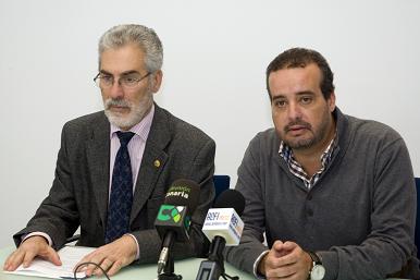 Imagen de la rueda de prensa del memorial. El Rector José Regidor (i) y el padre de Iván, Rafael Robaina