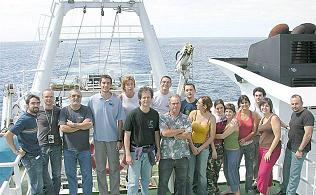 Imagen de archivo de una salida oceanográfica, dirigida por el profesor Hernández Guerra (centro de la imagen, con camiseta negra)