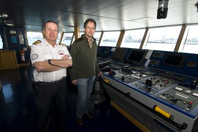 El investigador de la ULPGC y Jefe científico de la expedición, Alonso Hernández, junto al capitán del Buque Sarmiento de Gamboa