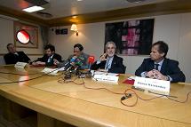 Instantánea de la rueda de prensa ofrecida en el Buque, en la que participó el Rector José Regidor (2º por la dcha.)