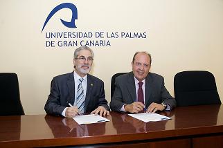 El Rector (i) y el Presidente de La Caja de Canarias durante la firma del convenio
