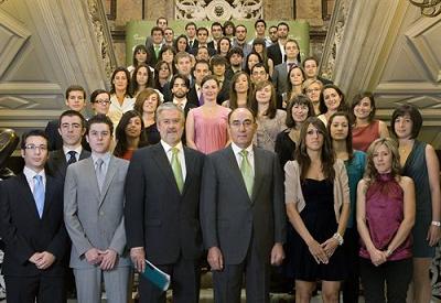 Foto de familia de los premiados con los miembros de Iberdrola