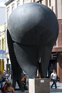 Escultura El Pensador, en la Calle Mayor de Triana