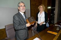 María del Mar Julios entrega una placa conmemorativa al Rector José Regidor