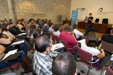 Imagen del Aula de Piedra durante la conferencia de Pau García Milá