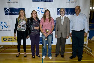 Entrega del Trofeo Rector a una de los deportistas ganadoras