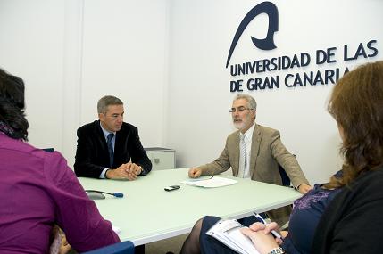 Imagen de la presentación pública, con la presencia del Rector José Regidor (d) y el Catedrático Luis Serra (i)