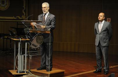 El Rector José Regidor se dirige a los alumnos. A sus espaldas el Alcalde de la ciudad, Juan José Cardona, espera para dar la bienvenida a los alumnos