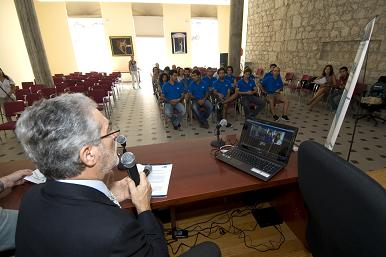 El Rector se dirige a los participantes de la actividad estival