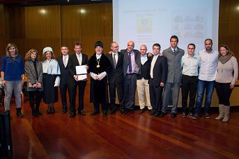 Miembros del GI de Rendimiento Humano recogieron el homenaje al grupo de investigación por su trayectoria universitaria