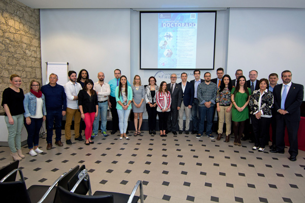 Foto de familia de los participantes en los concursos 'Mi Tesis en 5 Minutos' y 'Mi Tesis en un Póster'