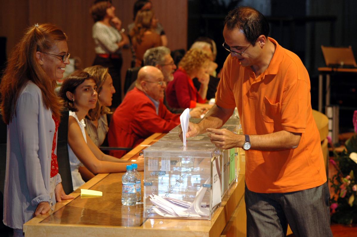 Imagen de archivo de votaciones en el Claustro