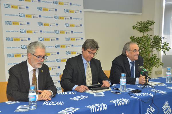 De izda. a dcha.: El Rector José Regidor, Juan Ruiz Alzola y Octavio Llinás