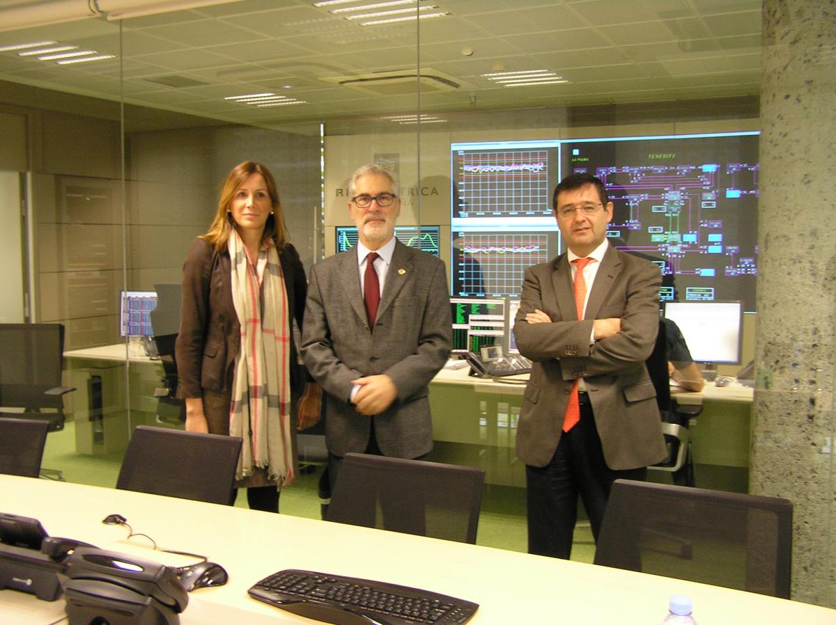 El Rector (centro) durante la visita al Centro de Control de REE