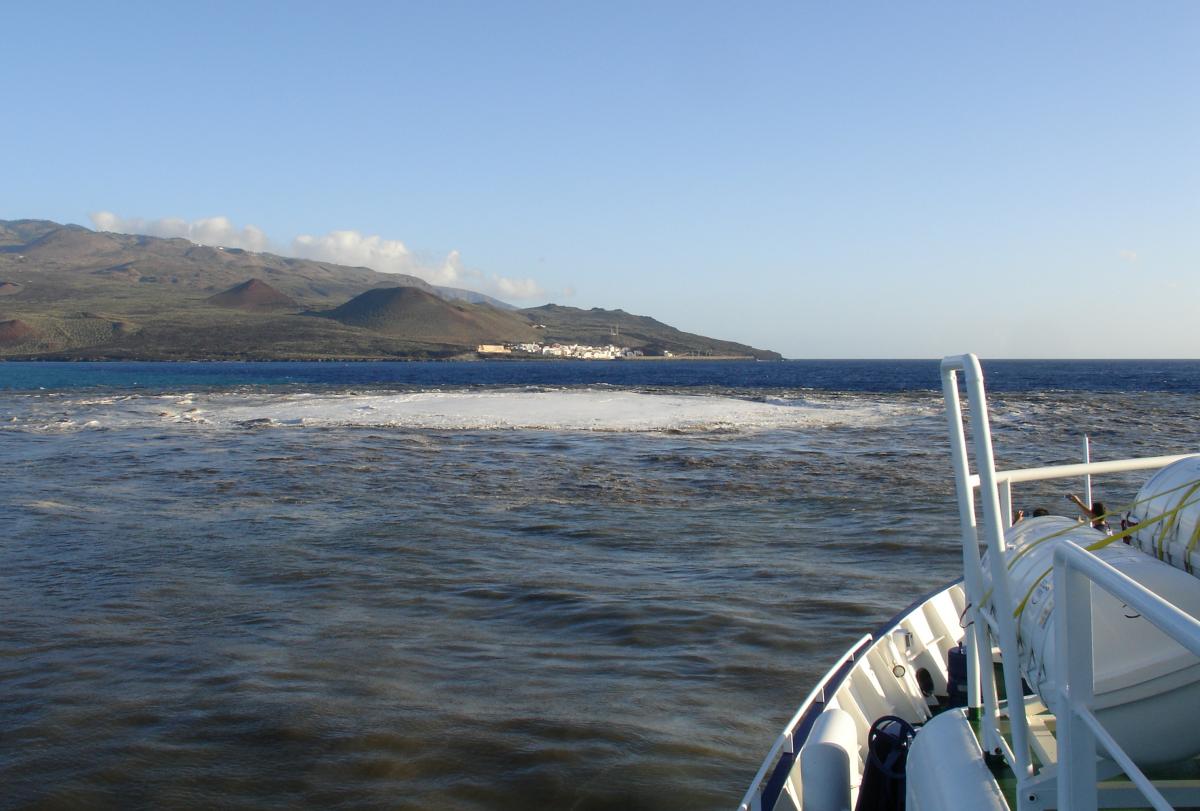 La erupción del volcán submarino de El Hierro, vista desde el buque oceanográfico Ramon Margalef. Fotografía: Javier Arístegui (ULPGC)