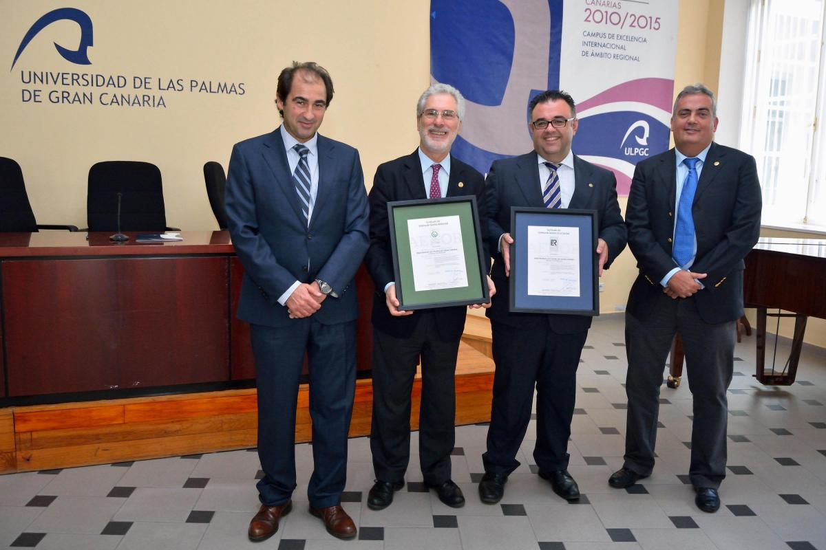 Imagen de archivo de la certificación de AENOR (Julio de 2013). De izda. a dcha.: el responsable de AENOR; el Rector José Regidor; el Gerente Conrado Domínguez; y el Director de la Oficina de Sostenibilidad, José Jaime Sadhwani.
