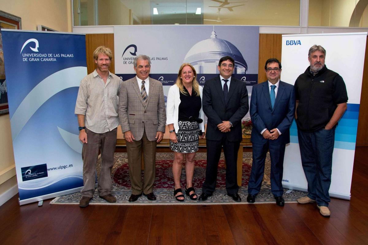 De izquierda a derecha: Juan Serantes,  Director técnico de Ruta Siete ULPGC; Carlos Estévez, Presidente de la FULP; Isabel Pascua, Vicerrectora de Cultura y Atención Integral de la ULPGC; Javier Llinares, Director Territorial en Canarias del BBVA; Celestino Pérez, Director de Soluciones Particulares DT Canarias del BBVA; y Agustín Naranjo, Director del Aula de la Naturaleza ULPGC