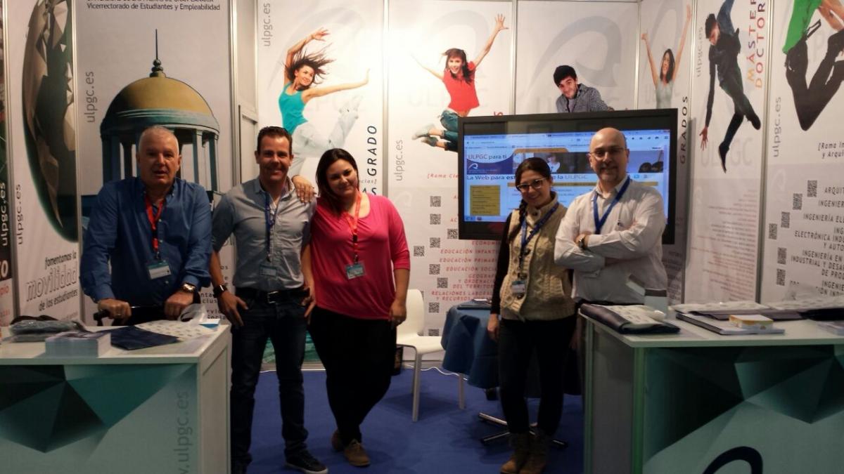 Imagen del equipo del Vicerrectorado de Estudiantes que atiende el stand en la Feria AULA
