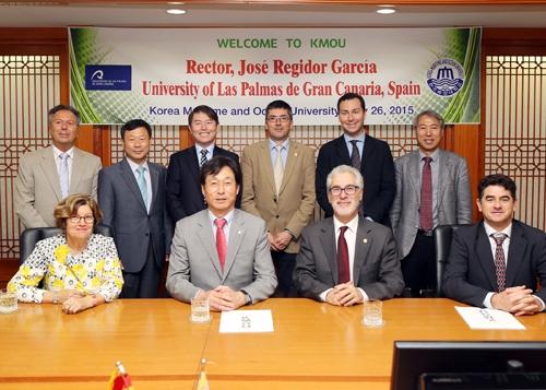 Imagen del Rector y la Vicerrectora de Internacionalización durante la visita a Corea del Sur