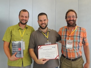 El estudiante de Doctorado premiado (centro) junto con los coautores del trabajo
