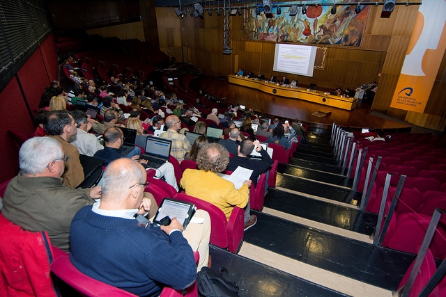 Imagen de sesiones del Claustro Universitario para la reforma de los Estatutos