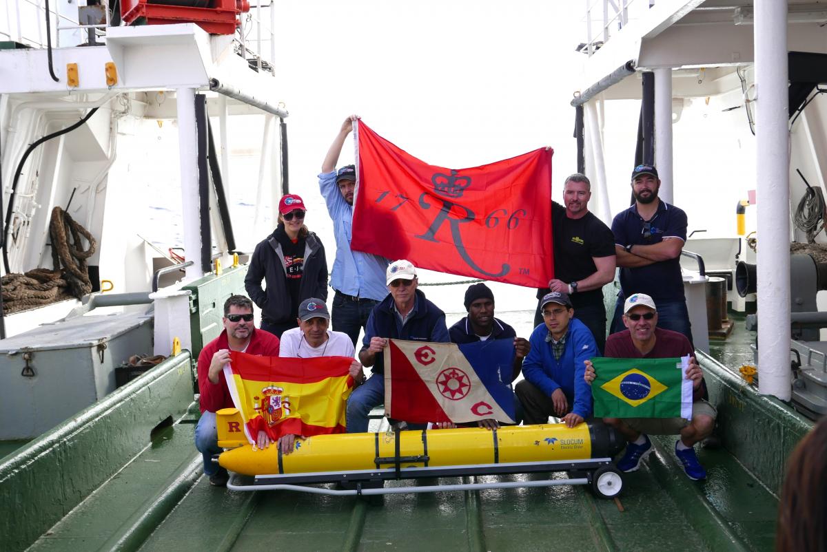 Foto de familia del equipo científico. IMAGEN: BEN  ALLSUP (TELEDYNE WEBB RESEARCH)