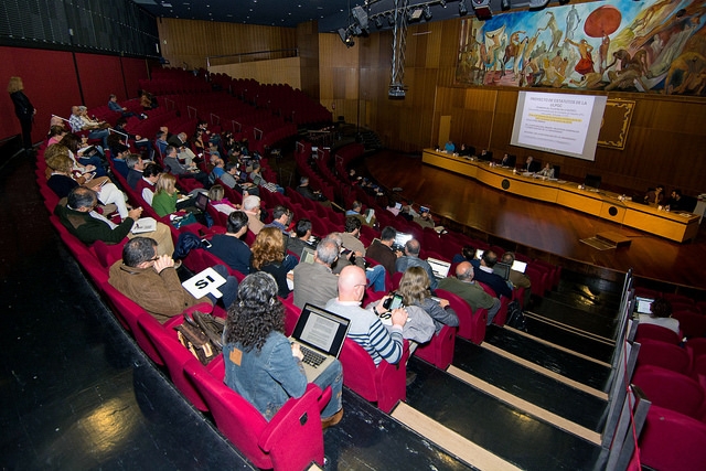 Imagen de una sesión de debate de los Estatutos Universitarios en el Claustro