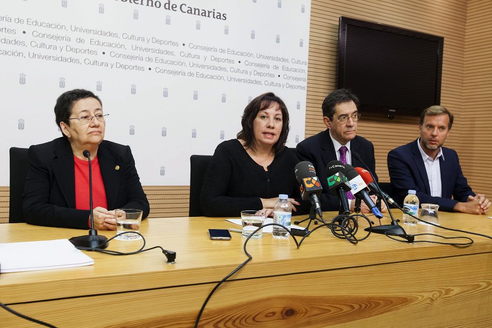 De izda. a dcha.: Trinidad Arcos, Rectora Accidental de la ULPGC; Soledad Monzón, Consejera de Educación; Antonio Martinón, Rector de la ULL; y Ciro Gutiérrez, Director General de Universidades del Gobierno canario