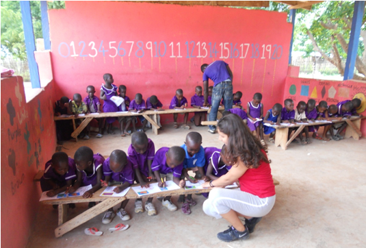 Imagen de archivo de una estudiante de la ULPGC durante su estancia de voluntariado en Ghana