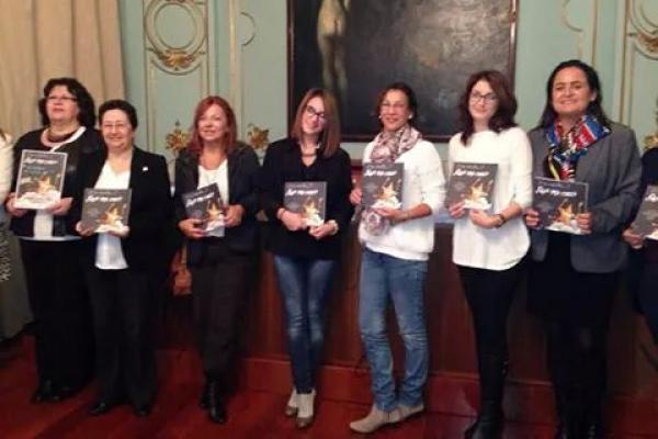 Imagen de archivo de la autora e ilustradoras del cuento con los convocantes del concurso