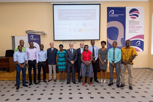 Luis López (sexto por la derecha) junto al Rector y al último grupo de alumnos de Medicina de Mozambique que se desplazó a Gran Canaria