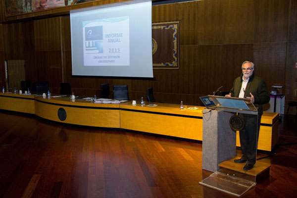El Presidente del Defensor Universitario durante la lectura del informe anual