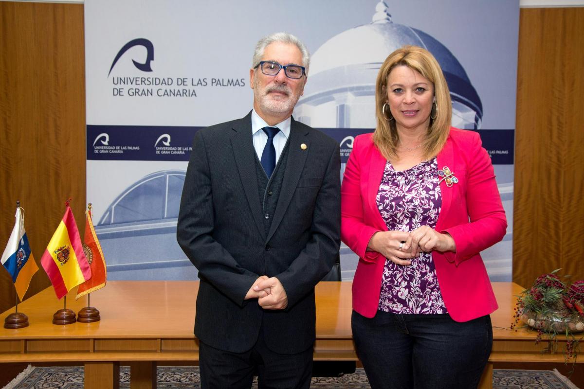 El Rector José Regidor y la Alcaldesa de Teror Isabel Guerra