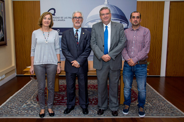 Foto de familia con el equipo directivo del IDeTIC