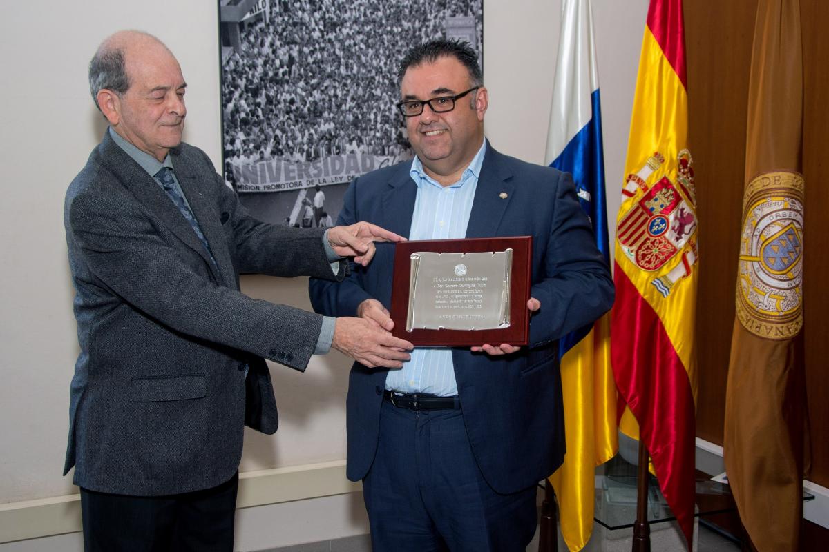 El Presidente del Consejo Social (i) entrega la placa de reconocimiento al ex Gerente de la ULPGC, Conrado Domínguez