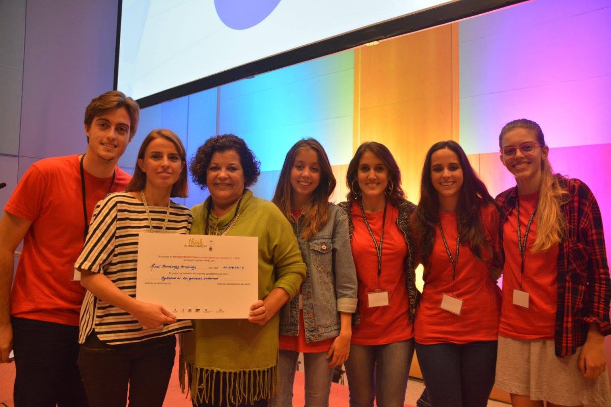 Foto de familia de los alumnos de la ULPGC que consiguieron el Primer Premio
