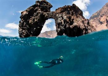 Imagen promocional de la presentación del reloj acuático de ORIS en las costas de El Hierro