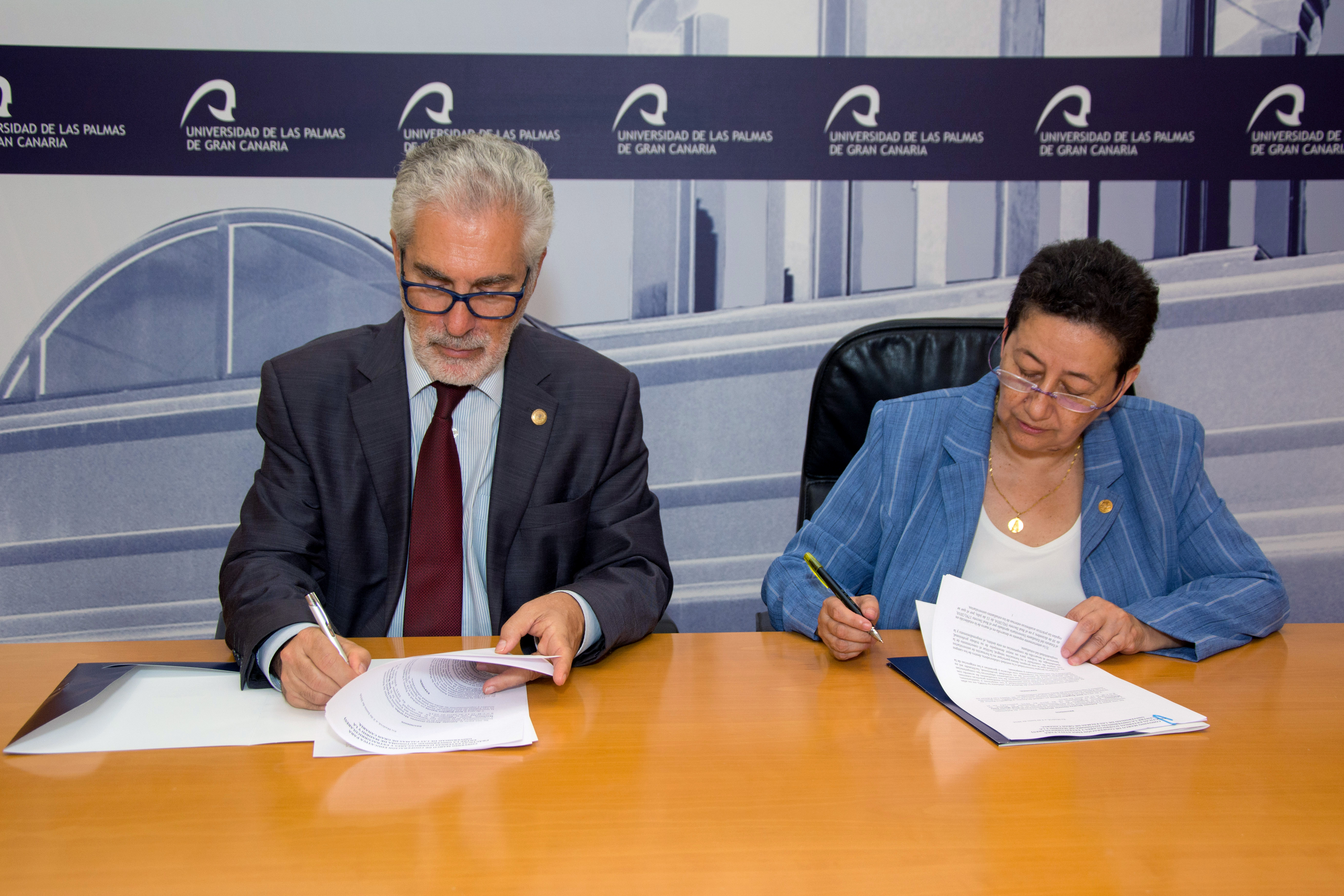 El Rector saliente José Regidor (i) firma el traspaso de poderes con Trinidad Arcos, Rectora Accidental a partir del 1 de octubre de 2016