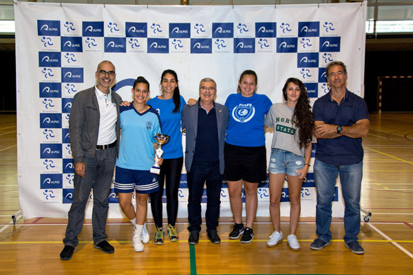 Foto de grupo con otro de los equipos galardonados