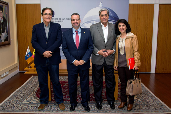 De izda. a dcha.: Esteban Pérez Alonso, el Rector Rafael Robaina, el Presidente del Colegio de Médicos Pedro Cabrera y Emilia Marta León