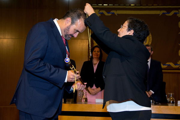 La Rectora Accidental Trinidad Arcos entrega la Medalla al Rector Rafael Robaina