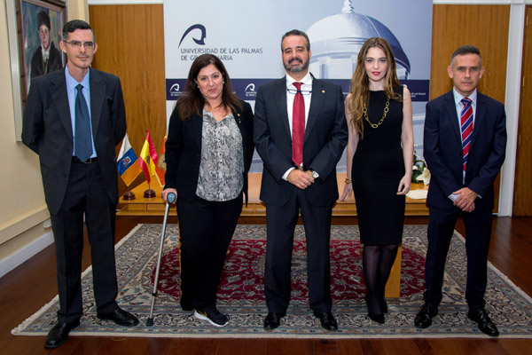 Foto de familia del Rector y la Secretaria General de la ULPGC con los Profesores Titulares de Universidad