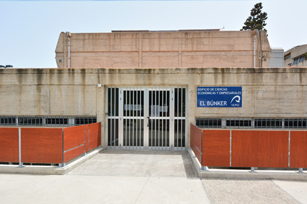 Imagen de archivo del antiguo Edificio de Ciencias Económicas y Empresariales, 'El Búnker'