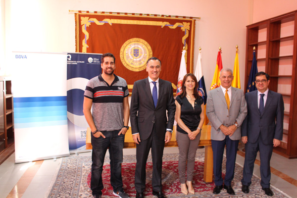 De dcha a izq: Celestino Pérez, el director Comercial Territorial del BBVA; Carlos Estévez, el presidente de la Fundación Universitaria de Las Palmas; María del Pino Quintana Montesdeoca, Vicerrectora de Cultura y Sociedad de la ULPGC; David Conde, Director Territorial del BBVA; y Javier Fernández García, director técnico de Ruta Siete ULPGC